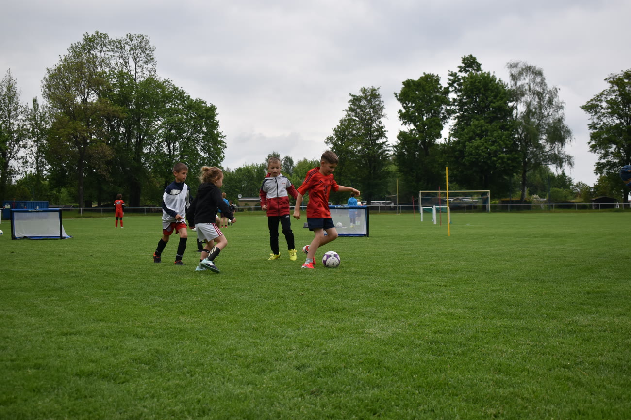 Bambini-Schnuppertraining auf dem Sportplatz Meuchen